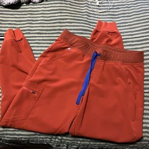 FIGS Zamora Jogger - regular waist - med/reg - in auburn.